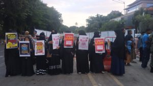 Muslimah Bercadar Solo Berbagi Jilbab dan Takjil Gratis