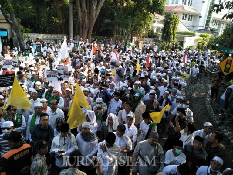 Tolak Pemilu Curang, Ribuan Warga Jatim Mulai Turun Gelar Aksi di Bawaslu