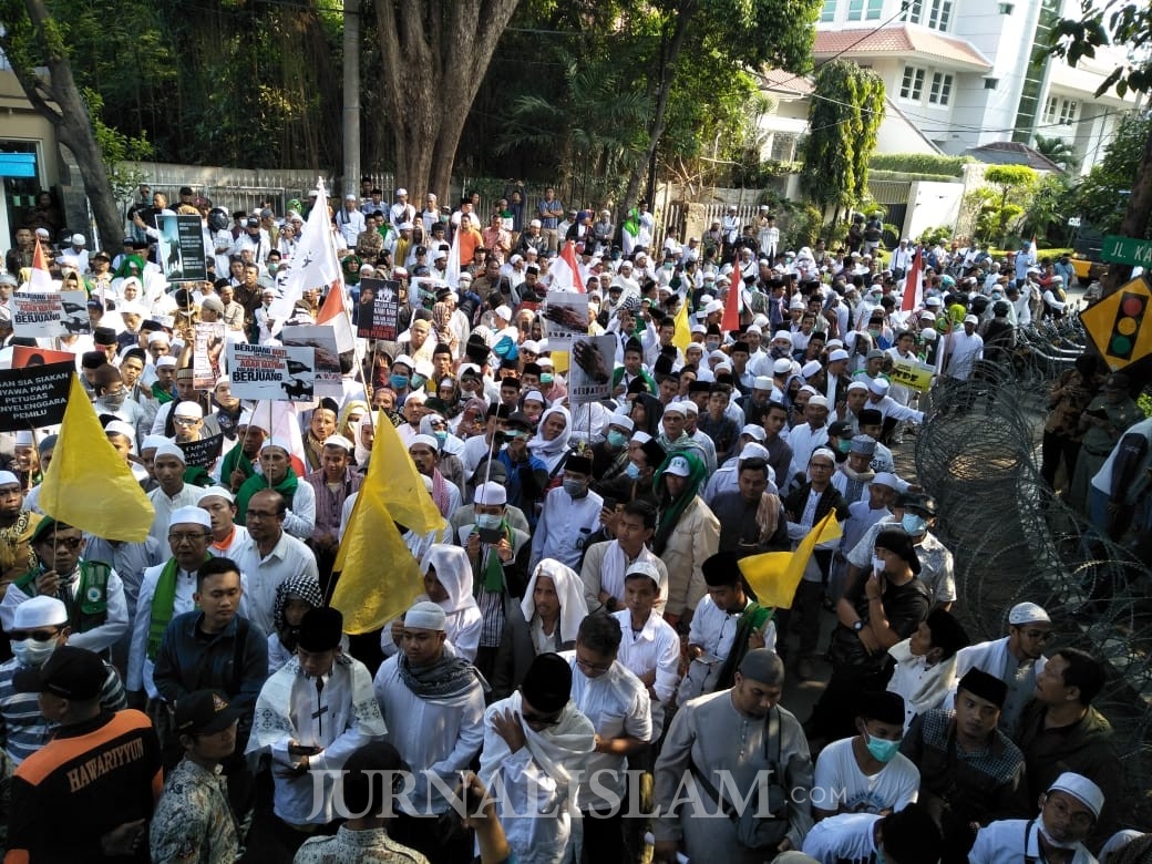 Tolak Pemilu Curang, Ribuan Warga Jatim Mulai Turun Gelar Aksi di Bawaslu