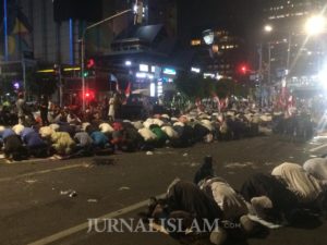 Massa GNKR Gelar Tarawih dan Malam Nuzulul Qur’an di Depan Kantor Bawaslu