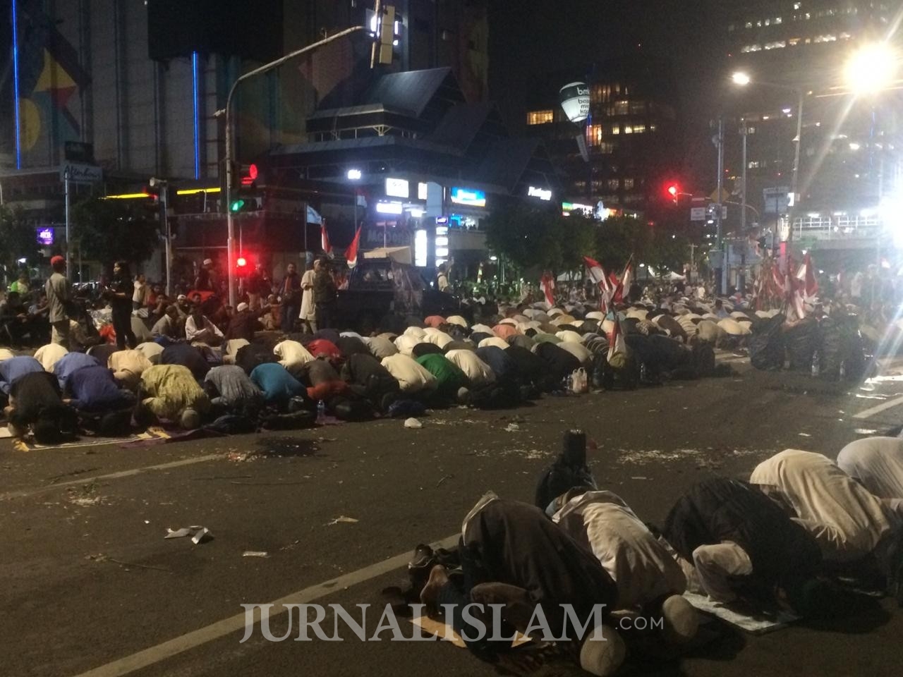 Massa GNKR Gelar Tarawih dan Malam Nuzulul Qur’an di Depan Kantor Bawaslu