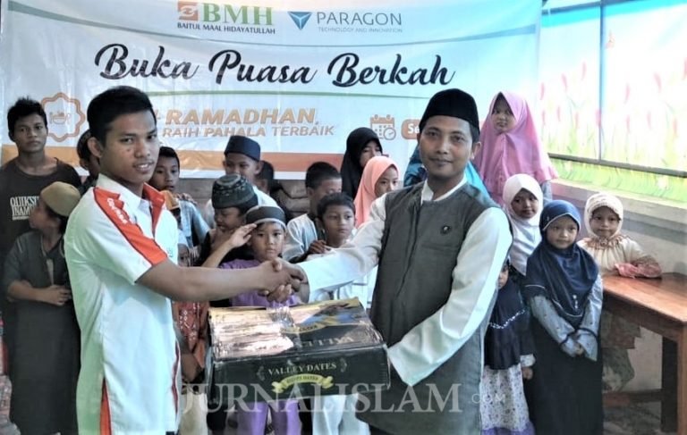 BMH-Paragon Gelar Buka Puasa dan Berikan Kado Muallaf di Sentani dan Kerom Papua