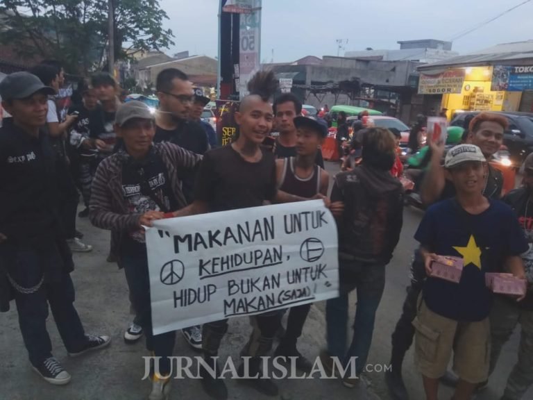 Komunitas Punk Bogor Bagikan Ratusan Porsi Iftar Gratis