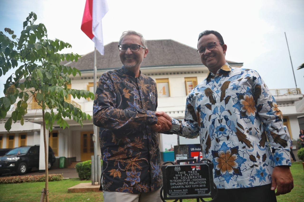 Peringati 70 tahun Kerja Sama, Anies dan Dubes Inggris Tanam Pohon