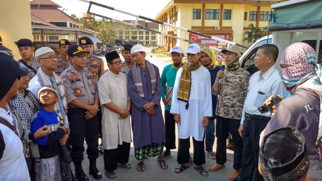 Warga Bima Gelar Aksi Desak Polisi Tindak Pembawa Anjing ke Masjid
