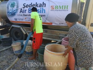 BMH Jatim Distribusikan Air Bersih Untuk Daerah Kekeringan di Ngawi