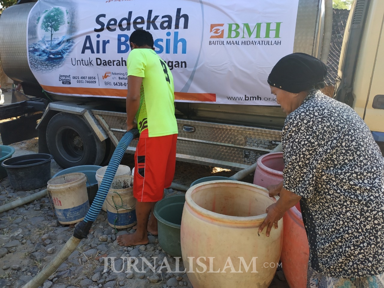 BMH Jatim Distribusikan Air Bersih Untuk Daerah Kekeringan di Ngawi