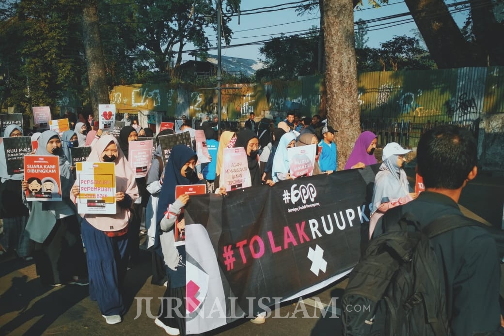 Aksi Teatrikal Kaum Hawa Tolak RUU P-KS di Car Free Day Bandung
