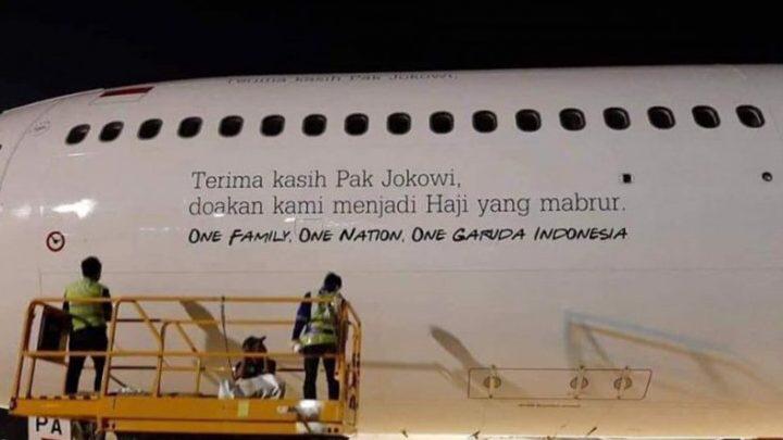 Ucapan ‘Terima Kasih Jokowi’ di Badan Pesawat Garuda Dinilai Berlebihan