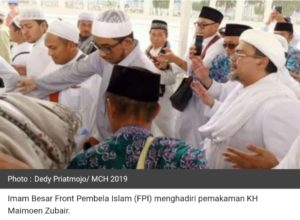 Habib Rizieq Bacakan Doa di Pemakaman KH Maimoen Zubair