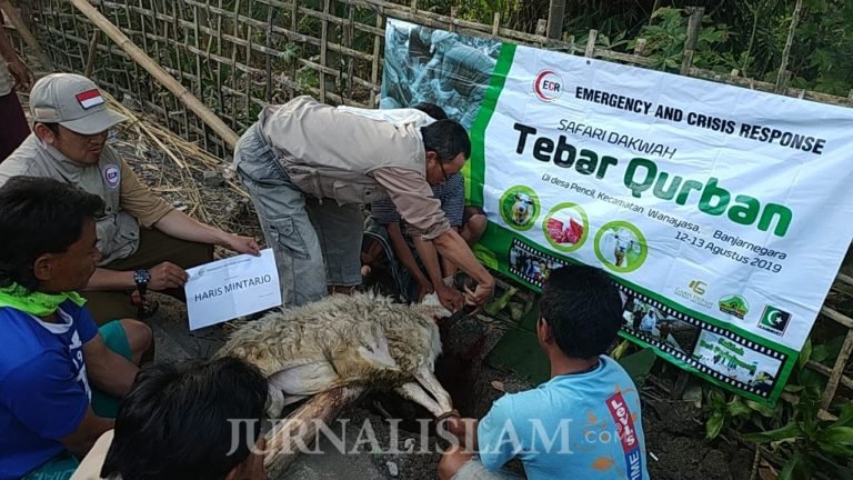 ECR Indonesia Salurkan Hewan Kurban di Desa Pelosok Banjarnegara
