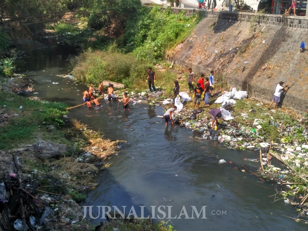 Sambut 1 Muharram, Pemuda Masjid Laweyan Bersihkan Sungai Janes Solo