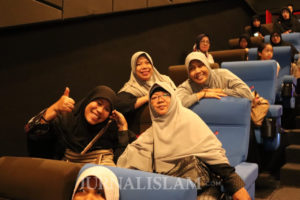 Ratusan Warga Solo Antusias Tonton Pemutaran Perdana Film Hayya The Power of Love 2