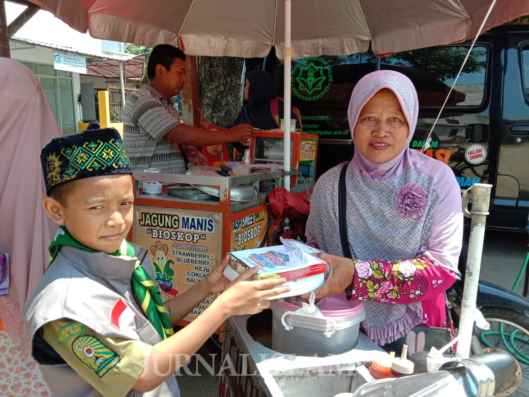 Siswa SD Muhammadiyah Palur Berbagi Makanan Jum’at Gratis untuk Pedagang Kecil