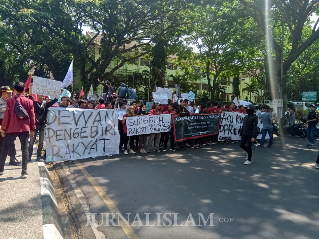 Demo Mahasiswa Di Depan DPRD Kota Malang Berakhir Ricuh