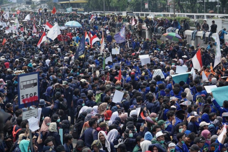 Ribuan Mahasiswa Kepung Gedung DPRD Jabar, Minta UU Ciptaker Dicabut