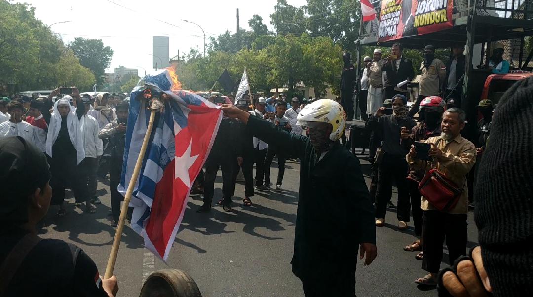Gelar Aksi Solidaritas Wamena, Umat Islam Solo Bakar Bendera OPM