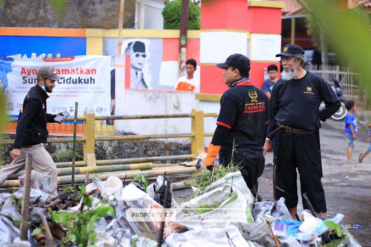 Yanmas Ansharu Syariah Bersihkan Limbah Sampah di Sungai Cidukuh Tasikmalaya