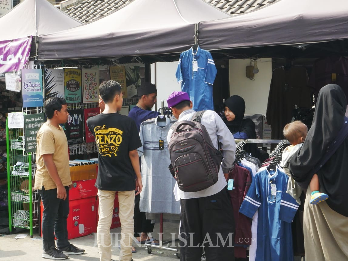 Merchandise dan Aksesoris Muslim United Laris Diborong Warga