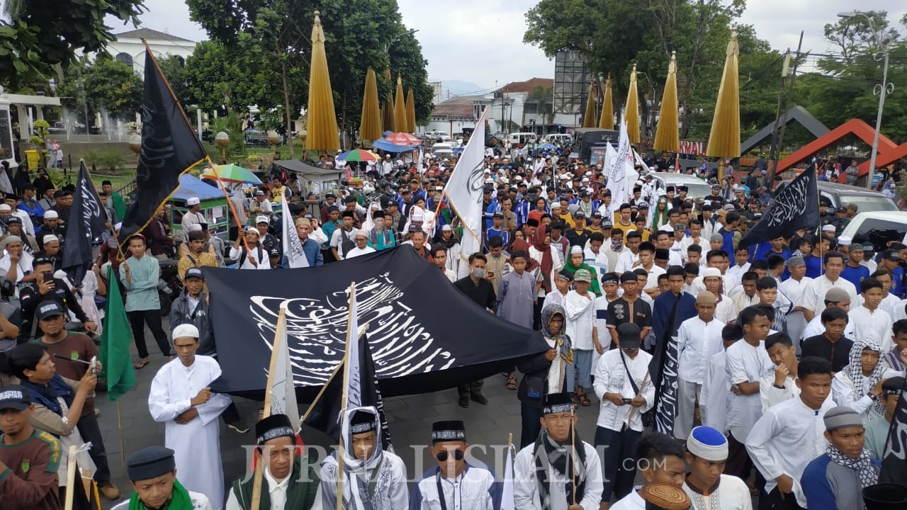 Ribuan Umat Islam Tasikmalaya Turun ke Jalan Tuntut Sukmawati Diadili
