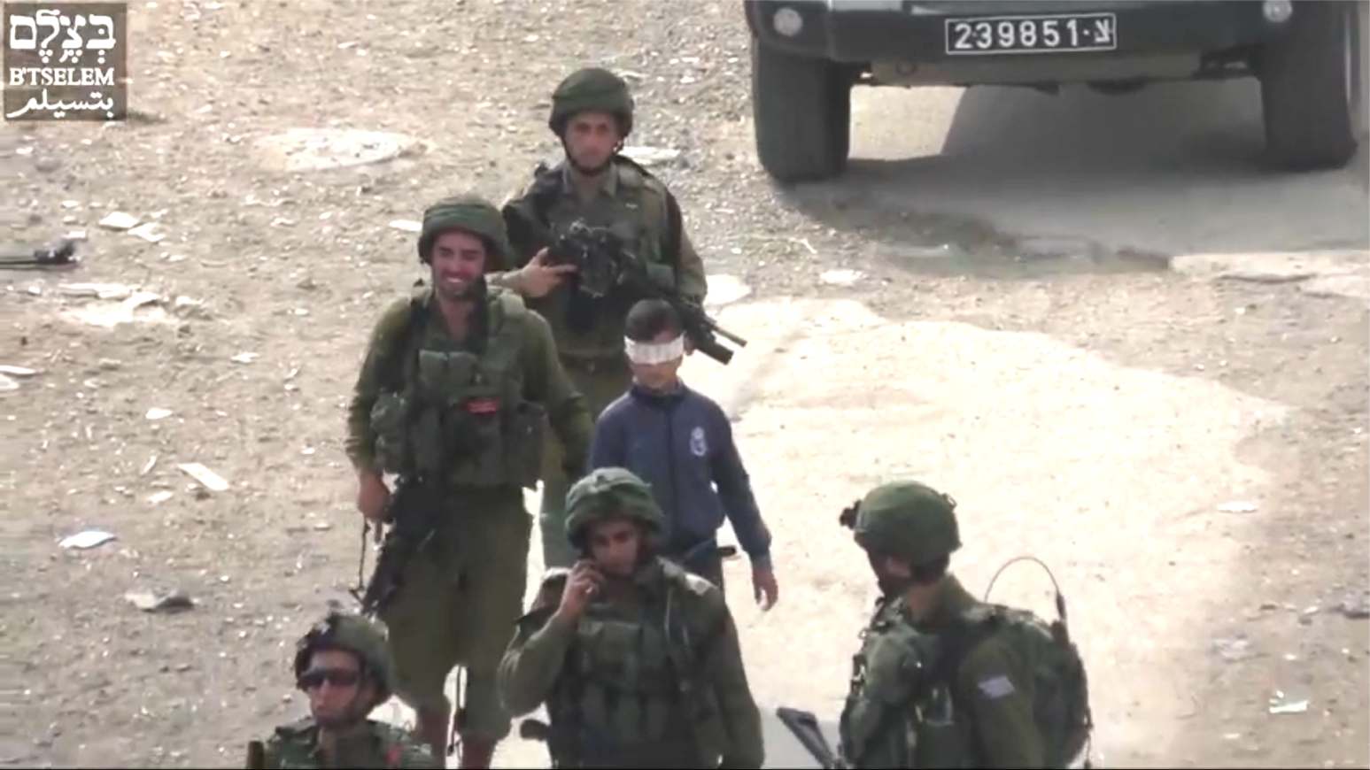Tentara Israel Mengarak Bocak Palestina Sambil Melempari Rumah Warga dengan Granat