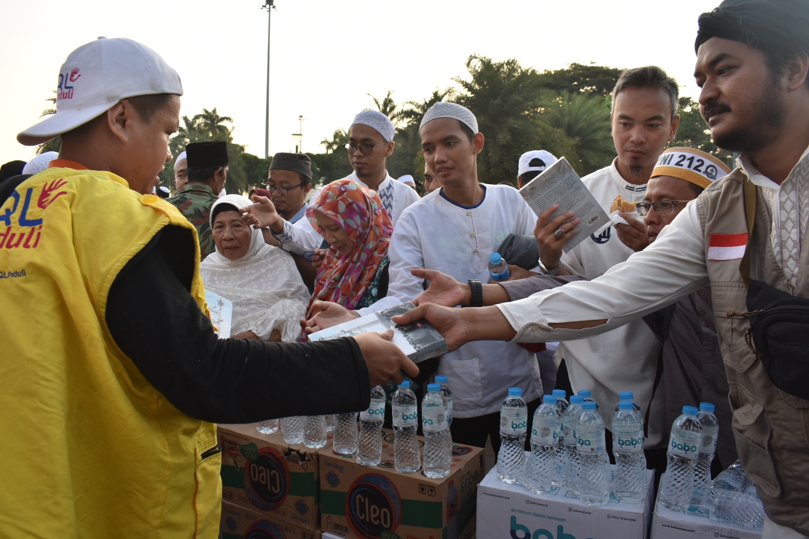 Reuni 212, JITU Bagikan Buku “Mengetuk Pintu Langit”