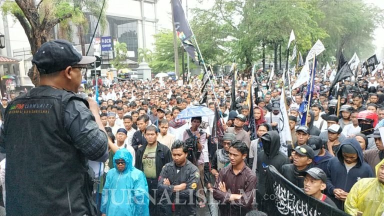 Walaupun Hujan Deras, Ribuan Warga Solo Tetap Suarakan Solidaritas untuk Uighur