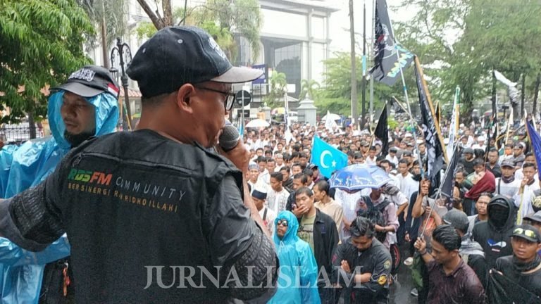 Di Tengah Hujan Deras, Aktivis Solo Bacakan Puisi ‘Uyghur Digusur Habis’