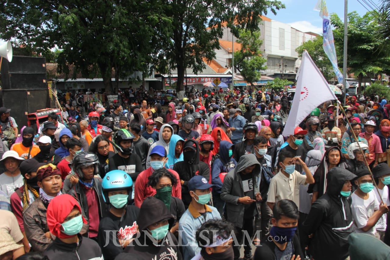 Geruduk Pemkab Sukoharjo, Ribuan Warga Desak Bupati Tutup PT RUM