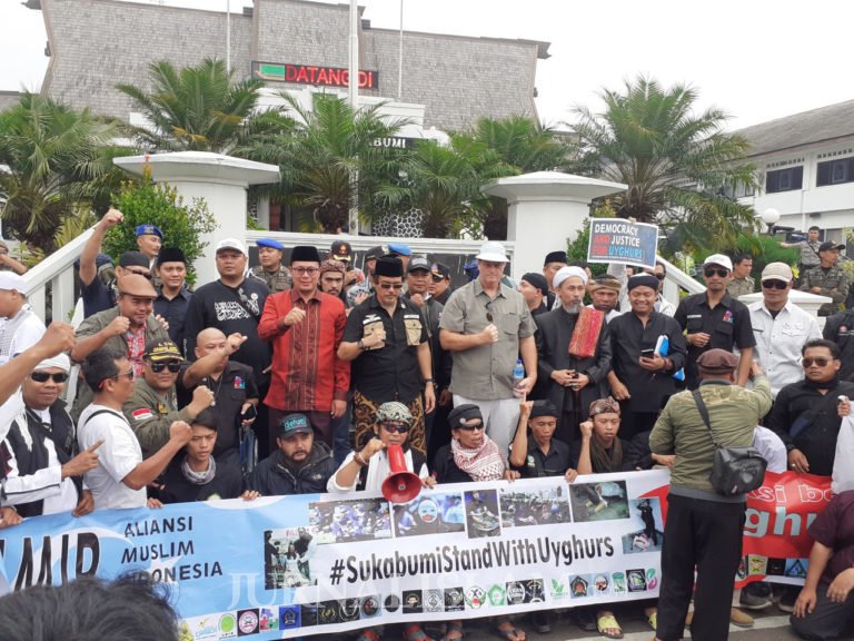 Bela Uighur, Ribuan Warga Sukabumi Gelar Aksi di Depan Kantor Wali Kota