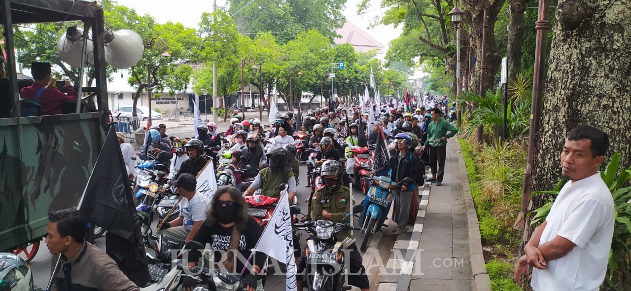 Pawai Bendera Tauhid Soloraya Ingatkan Agar Tahun Baru Diisi Zikir dan Pengajian
