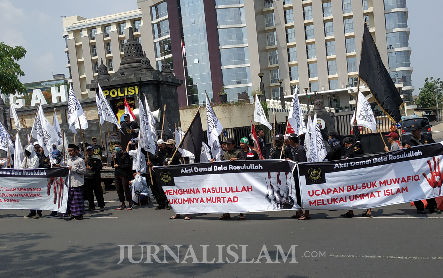 Umat Islam Semarang Berunjuk Rasa Mendesak Ahmad Muwafiq dan Sukmawati Diadili