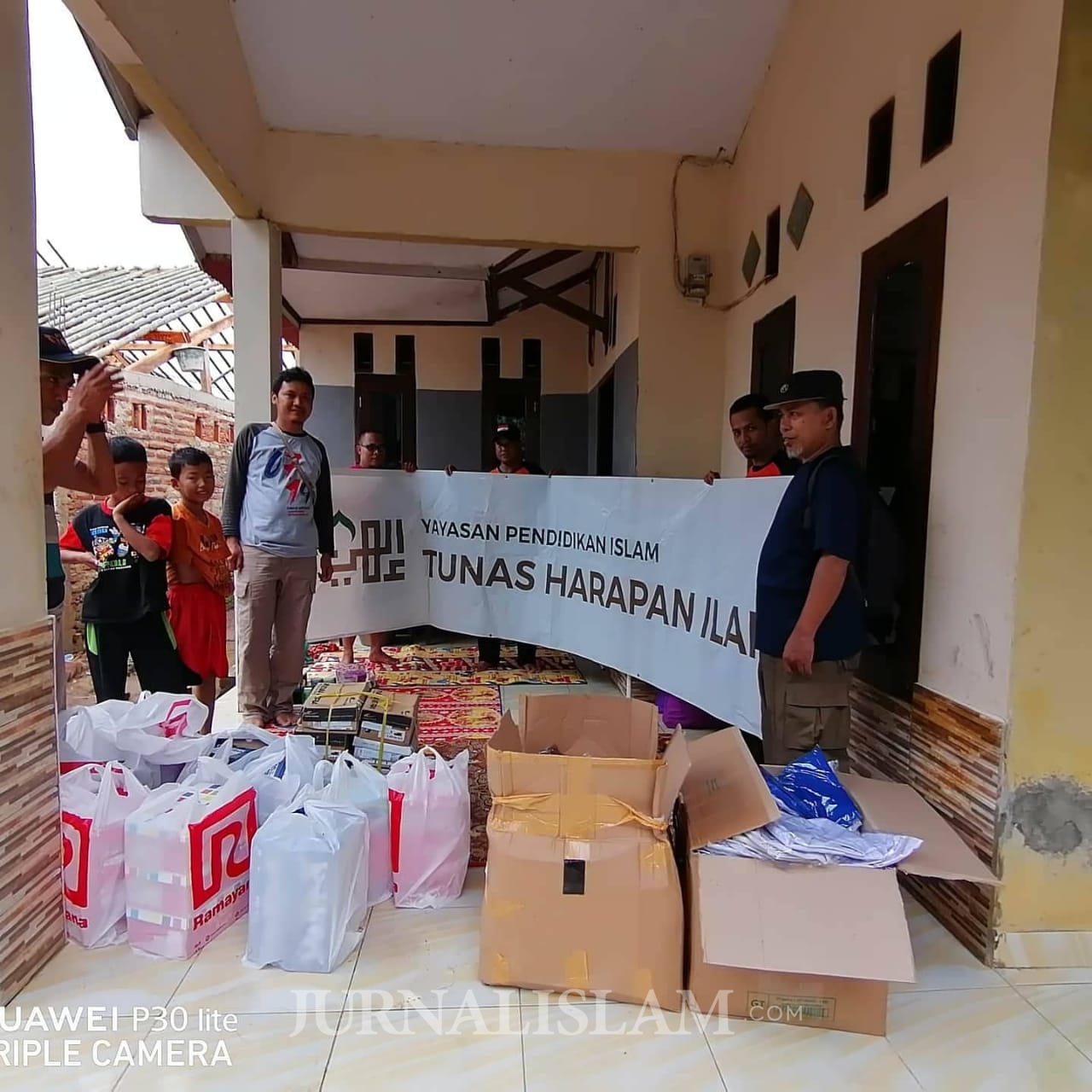 YPI Tunas Harapan Ilahi Serahkan Bantuan untuk Korban Banjir Lebak