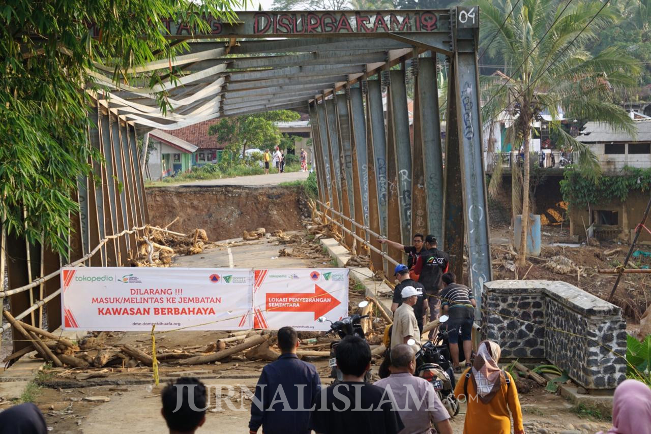 Jembatan Penghubung Putus Akibat Banjir Bandang, Warga Lebak Memutar hingga 50 Km
