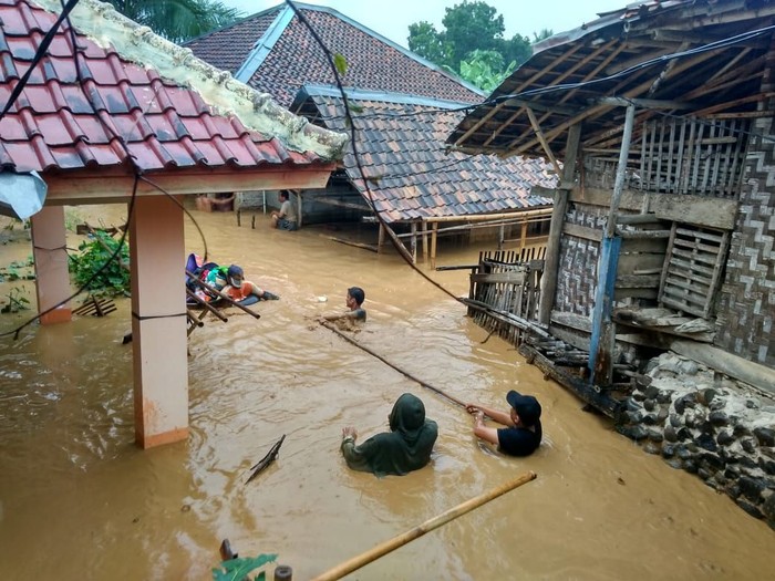 Waspadai Penyakit Pasca Banjir: ISPA hingga Pencernaan