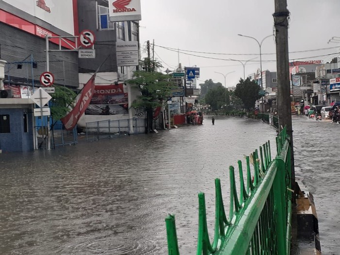 Hujan Deras, Jalan Utama Depok Dilanda Banjir