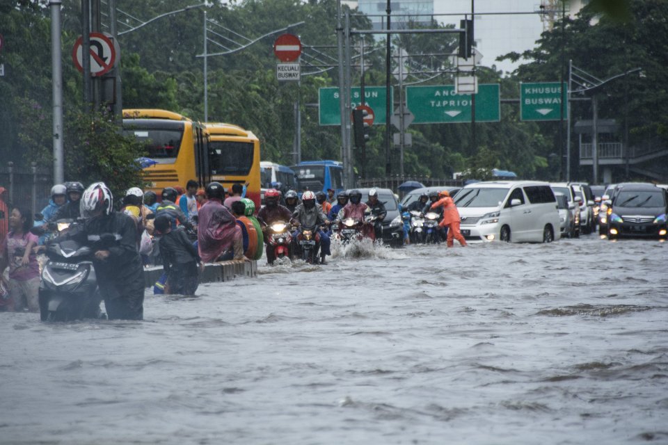 Anies Instruksikan Aparatnya Turun Langsung Bantu Warga Terdampak Banjir