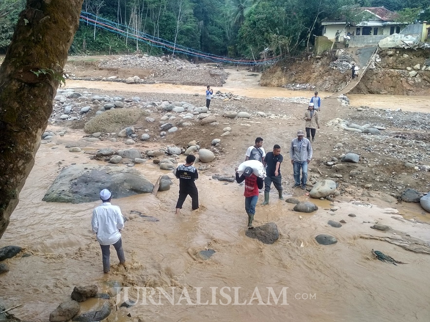 Jembatan Penghubung Masih Terputus, Warga Lebak Minta Segera Diperbaiki