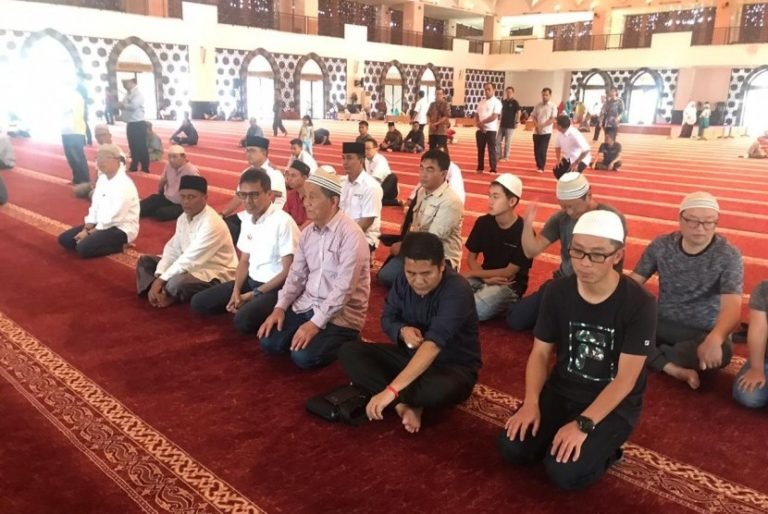 Turis Cina Menangis Dengar Azan di Masjid Raya Sumbar