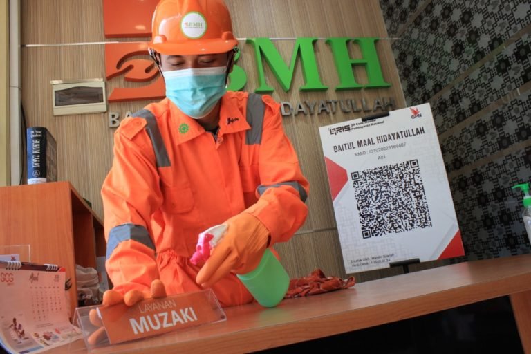 Cegah Corona, Kantor Laznas BMH Disemprot Cairan Disinfektan