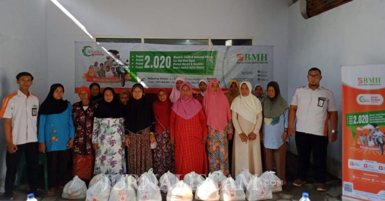 Laznas BMH Bagikan Ribuan Paket Sembako Serentak 25 Kota se-Jawa Timur