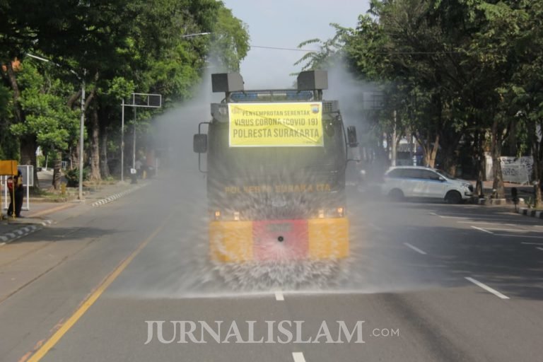 Pemkot Surakarta Lakukan Penyemprotan Disinfektan ke Fasilitas Publik