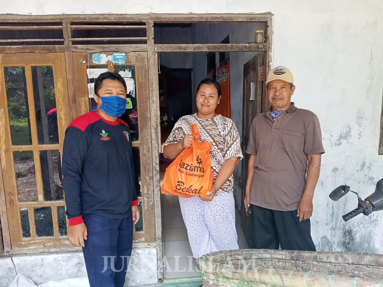Muhammadiyah Grobogan Bagikan Sembako Sembako hingga Hand Sanitizer