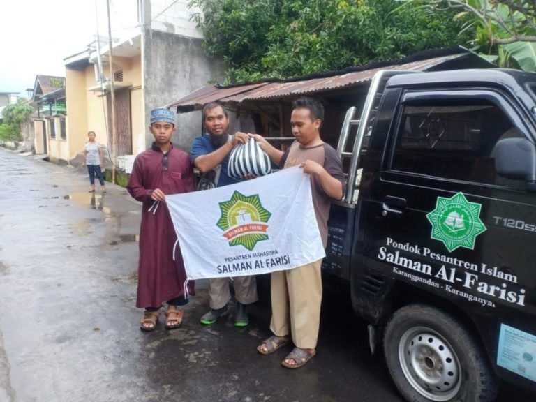 Mahasiswa Ponpes Salman Al Farisi Bagikan Ratusan Paket Sembako dan Masker