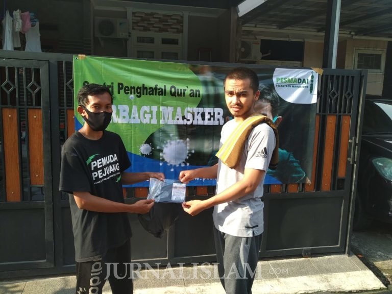 Santri Pesmadai Gelar Aksi Bagi-bagi Masker Gratis