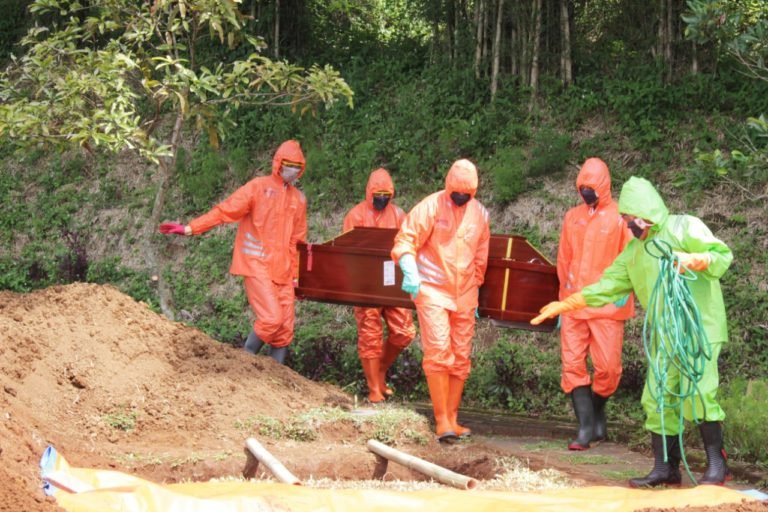 Mengintip Prosesi Pemakaman Jenazah Covid 19 di Firdaus Memorial Park