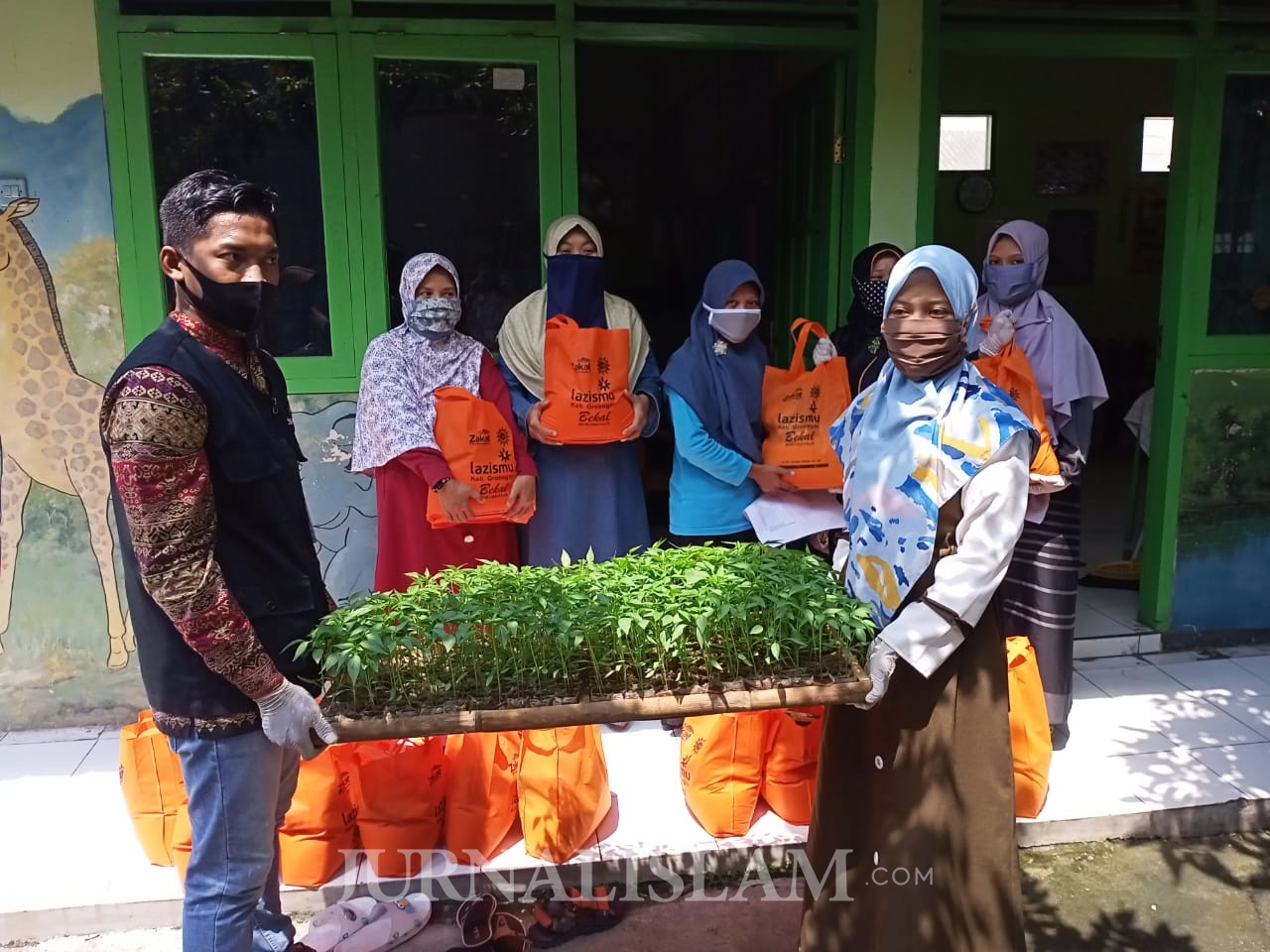 Lazismu Grobogan Salurkan Paket Sembako dan Bibit Sayuran