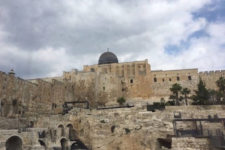 Pemukim Yahudi Serbu Kompleks Masjidil Aqsa