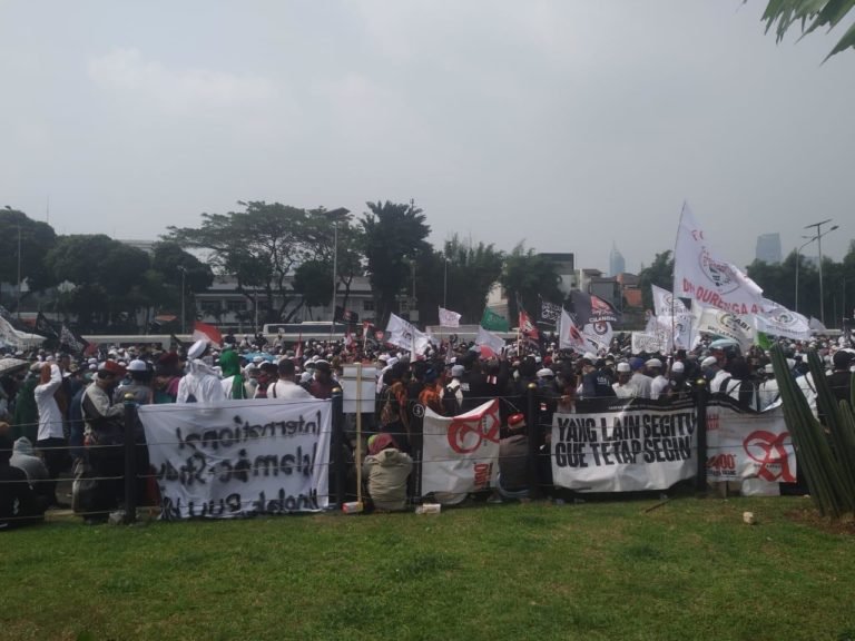 Minta RUU HIP Dicabut, Ribuan Massa Anti Komunis Geruduk Gedung DPR