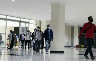 Mendarat di Kendari, 156 TKA Cina Dikawal TNI-Polri